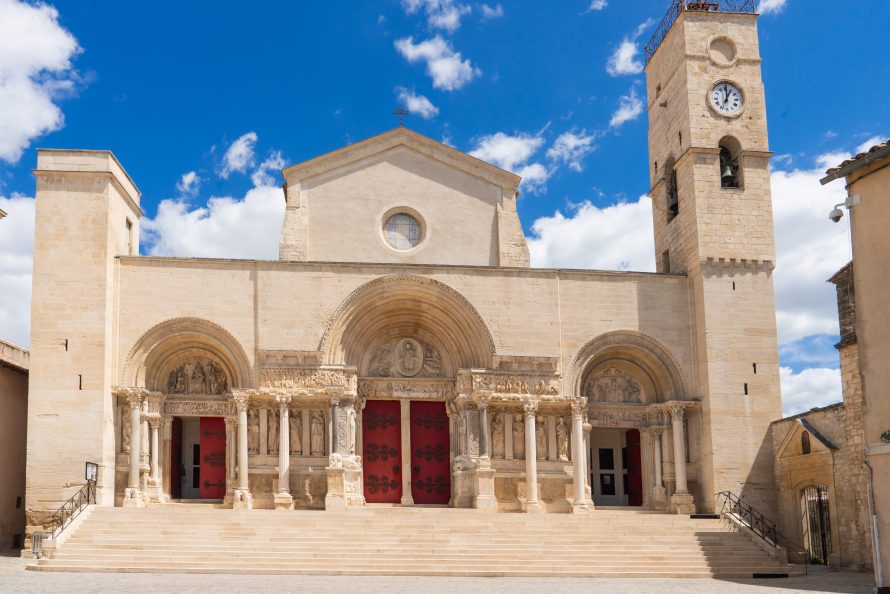 Façade de l'abbatiale de Saint-Gilles^.